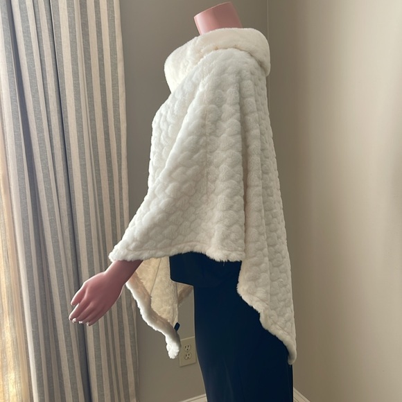 Faux fur cape in white - Picture 4 of 5